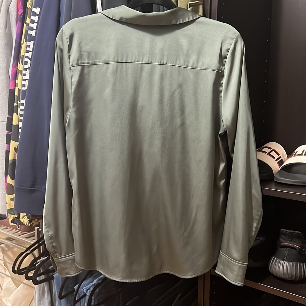 H&M OLIVE GREEN BUTTON DOWN - Picture 2 of 3